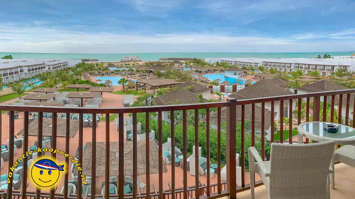 Uitzicht over het resort en de zwembaden vanuit een van de Deluxe kamers.