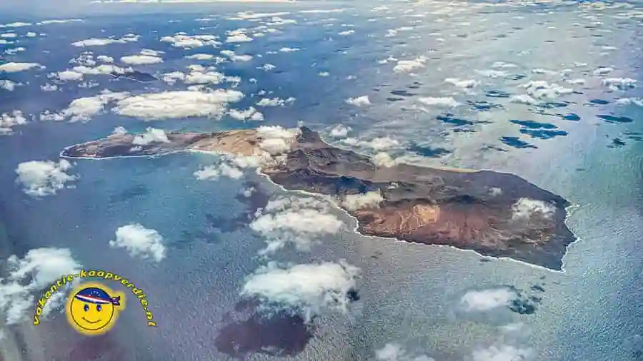 Luchtfoto van een van de onbewoonde eilanden van Kaapverdië: Santa Luzia.