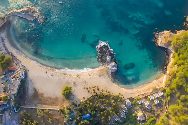 Luchtfoto van het strand in Tarrafel op het eiland Santiago.