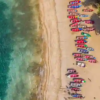 luchtfoto strand met gekleurde vissersboten op het strand.