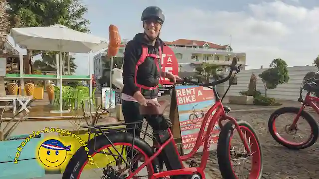 Met de elektrische fatbike door de duinen. Fatbike tocht gaat beginnen.